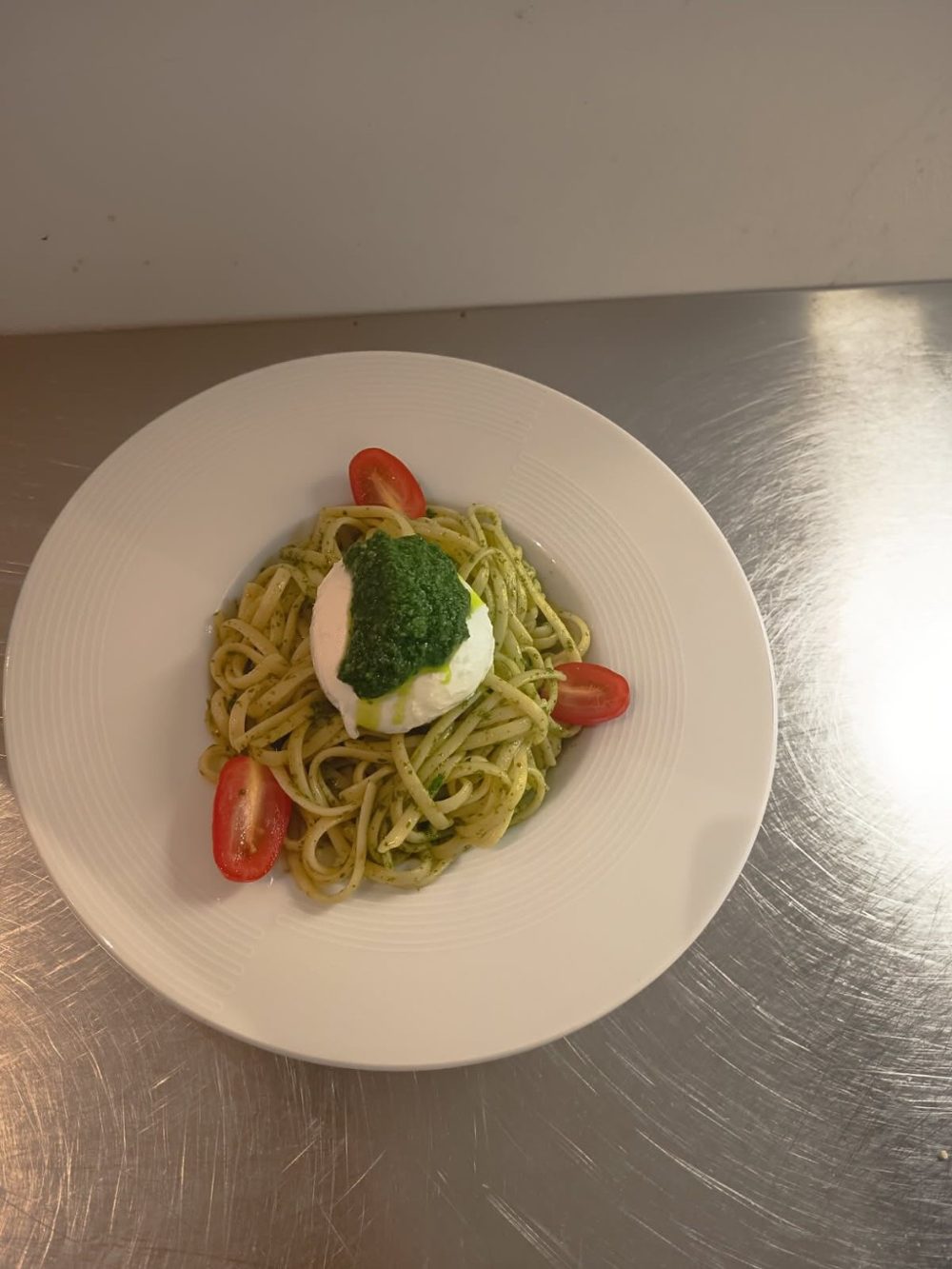 Des pâtes fraîches au pesto, garnies d'une burrata